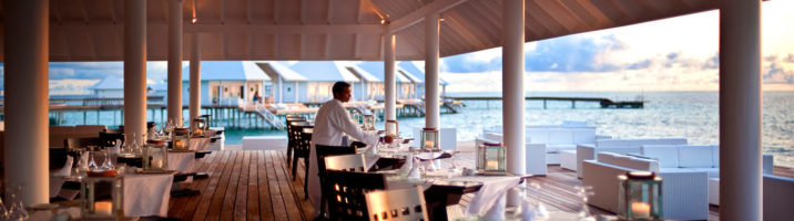 Diamonds Thudufushi Aqua Over Water Restaurant Kellner