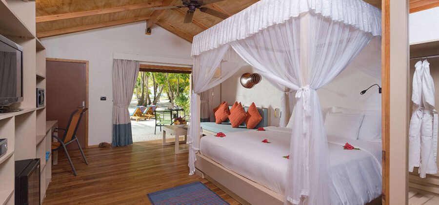 Meeru Island Resort & Spa Jacuzzi Beach Villa Interior Bett