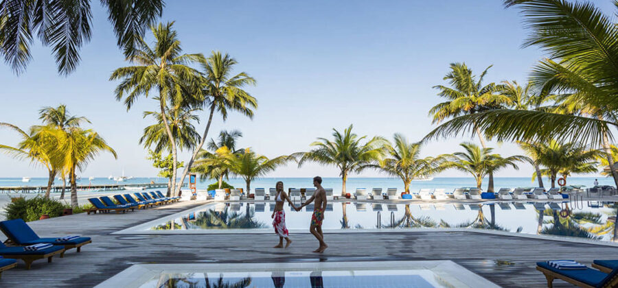 Meeru Island Resort & Spa Pool Dhoni Bar Liegen