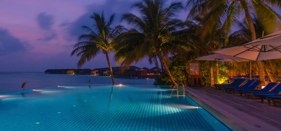 Vilamendhoo Island Resort Pool