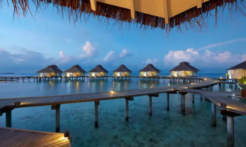 Ellaidhoo Maldives by Cinnamon Over Water Villas abend