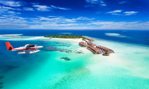 Wasserflugzeug fliegt zur Malediven Insel