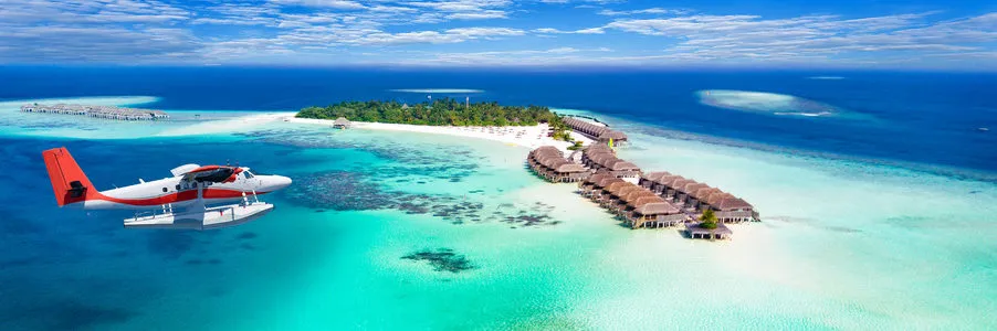 Wasserflugzeug fliegt zur Malediven Insel